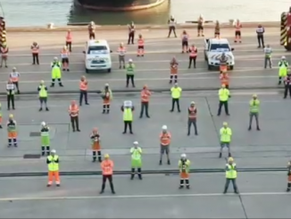 Southampton dockers & tug crews thank NHS