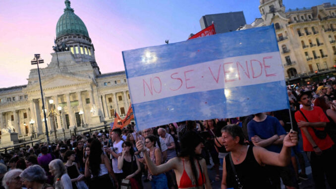 Argentine workers demonstrate